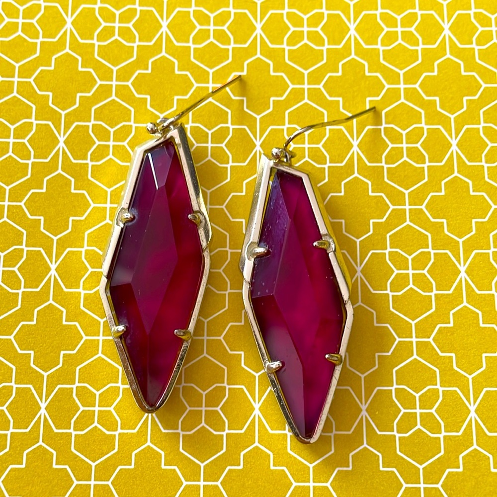 Kendra scott earrings Comes With Dust Bag.